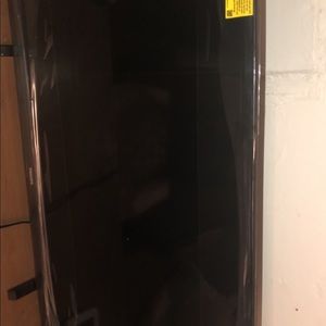 32 inch smart tv has YouTube , Roku tv , Netflix